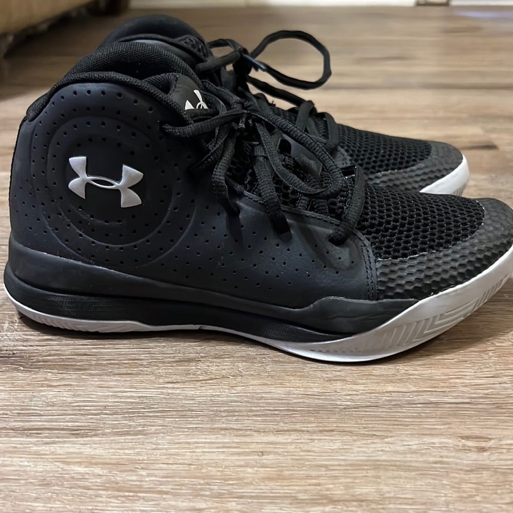 Size 6 Under Armour Basketball Shoes